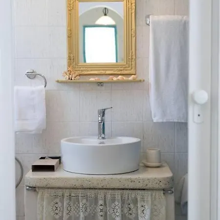 Holiday home Wave Lullaby, Peaceful Beachfront Retreat In Paros Molos (Paros)