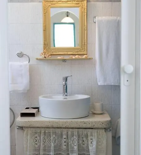 別荘 Wave Lullaby, Peaceful Beachfront Retreat In Paros Molos (Paros)